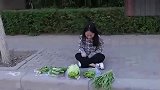 女士卖菜收到张假币坐在路边哭，农人工美意赞助，回家后好运来了