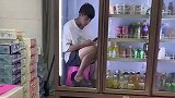 天气太热，男子在冰柜里避暑