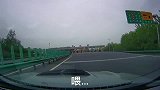 高速上开车，媳妇却忘在了服务区
