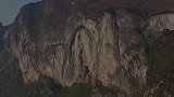 贵州悬崖上的巨大“马蹄印”，中间还有一张雷震子的面孔