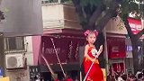 好家伙他是如何做到人似乎飞行在半空之上的