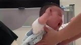 当妈妈给宝宝断母乳时，宝宝现场崩溃