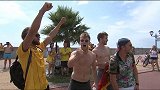 瑞典球迷营地唱战歌 两个不要命的德国人喊着万岁横穿！
