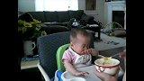 小宝不乖，不想吃饭还乱发脾气，真是个坏小孩