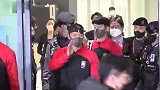 韩国队回国受到热烈欢迎 上千名球迷接机+尖叫欢呼