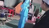 女子展示飞刀入鞘，台上十分钟台下十年功