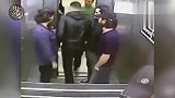 热血男子在电梯中上演教科书般的以一敌三，瞬间秒杀！
