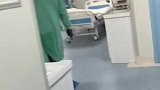 消防员穿手术服进入病房为病人剪戒指