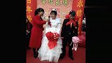 司仪套路太深了，成功把新娘带沟里了，防不胜防！
