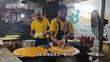 印度街头爆款小吃：黄油煎饼！老板直接手拿黄油抹煎饼，厉害了