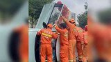 河南：驰援河南途中遇轿车侧翻，消防员下车救被困女子