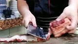 本想给爷爷买点猪肉吃，只是看到老板的刀工，我有点懵圈了！