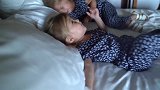 秀色可餐的双胞胎女儿们，在床上快乐的嬉戏，真有爱！