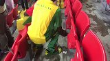 日本球迷最有素质？塞内加尔不服 特兰加雄狮球迷清理球场垃圾