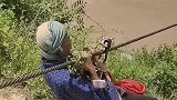 山区农村老奶奶每次出山都这样回家，为什么不建座桥