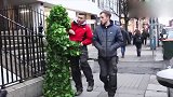 国外爆笑街头恶搞，还会动的稻草，直接就把路人吓坏了，有趣