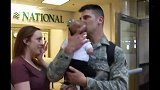 兵爸爸回来第一次看到自己的女儿，眼里充满了爱的泪花！