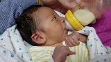 月子里的小宝宝喝奶什么样子？这眼神，这小嘴，可认真了