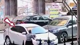 小车停在篮球场大爷自顾自依旧打篮球