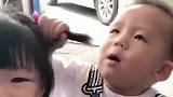这个小男孩太搞笑，当看到他撩小美女的样子，笑坏了家长！