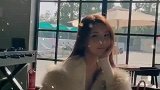 小姐姐怎么这么开心