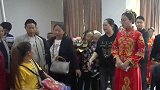 贵州一对新人结婚，新娘是个大学生，正在跪拜老人