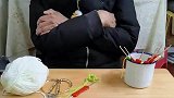 女子买玩偶回家爷爷说乱花钱，自己动手做出一模一样的
