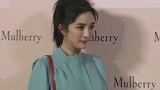 杨幂穿金色亮片裙显富贵优雅 送鼠年甜幂祝福