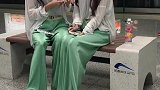 成都地铁三号线,这对双胞胎是什么神仙颜值和神仙身材啊?
