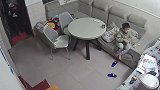 监控拍下孩子学独立的第一天，当父母的都不忍心看这种视频