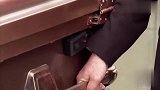 被恶搞是什么体验：路人眼看抬棺人将烟头丢进棺材，路人表情炸了
