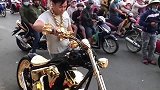 王思聪都不敢这样出门，满身金光闪闪让人羡慕！