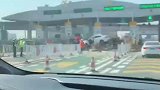 高速收费站发生车祸，轿车横停在石墩上