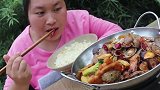 胖妹买来小海鲜做香锅，自个吃了一大锅还直呼不过瘾，没谁了