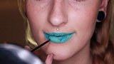 翡翠感十足的唇妆，粘上几块金箔后，看着高贵又美丽！