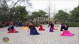 玲珑广场舞《那拉提的养蜂女》，樱子老师的舞令人沉醉、令人感动