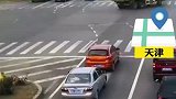 多辆车为消防让道集体闯红灯，这样的行为值得鼓励