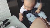 8个月宝宝居然这么调皮，把正在吸奶的妈妈吓了一跳，还好反映快