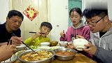 小哥哥做椒麻鸡来解馋，搭配美味的家常菜，香气四溢！