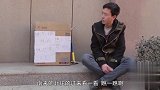 美女和锤气球商贩争论，他说锤烂了她说没锤烂，这过程真搞笑