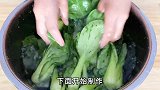 清炒油菜先焯水，油菜碧绿不变色，颜色鲜亮有食欲