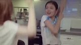 前妻来前夫家接孩子，看到前夫这么宠着小娇妻，瞬间哭了