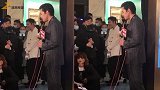 胡歌主动蹲下来接受采访 孟佳呼吁粉丝保持安全距离