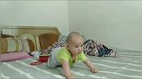 五个月萌宝努力爬行，想和哥哥一起玩玩具，哥哥为何不让过来？