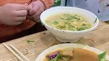 男子喝汤折半根筷子扔碗里