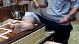 车间工人手脚并用的操作手法，真是让人大开眼界