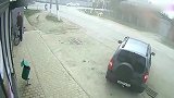 见识一下什么才是飙车！汽车被时速140的摩托车当场撞飞