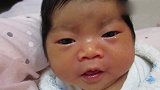 出生几个月的可爱小北鼻表情似笑非笑，这宝宝简直是萌翻了
