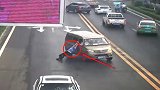 男子超员被查后驾车拖行交警200米被拘 只因不想再受到处罚
