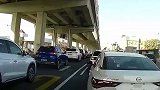 女司机等红灯溜车，还表现出很生气的样子